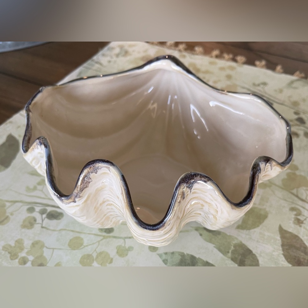 Pottery Barn Under The Sea Ceramic Clam Shell Serving Bowl